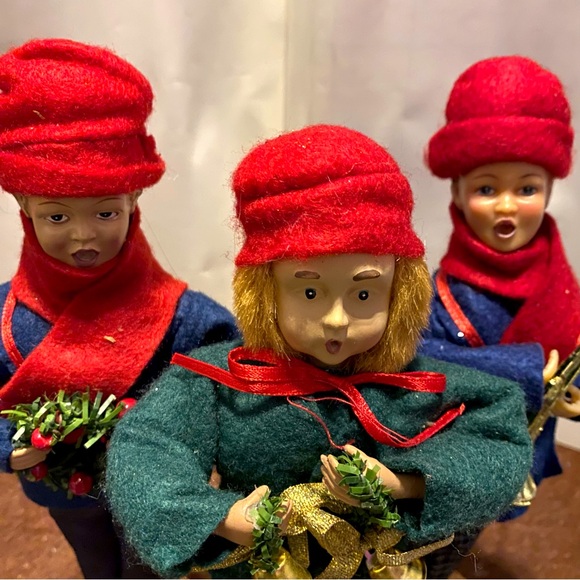 SET VICTORIAN FAMILY CHRISTMAS CAROLERS ELEGANT LADY BOYS GIRLS SINGER FIGURINES - Picture 7 of 8